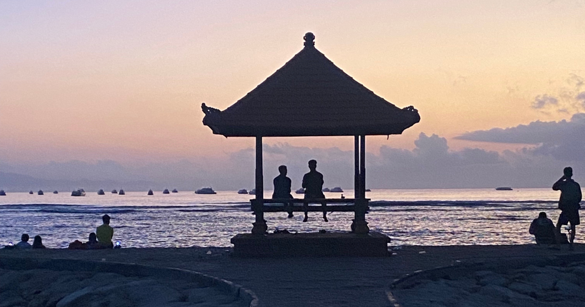 O que é uma viagem transformadora? Nascer do sol na praia de Sanur